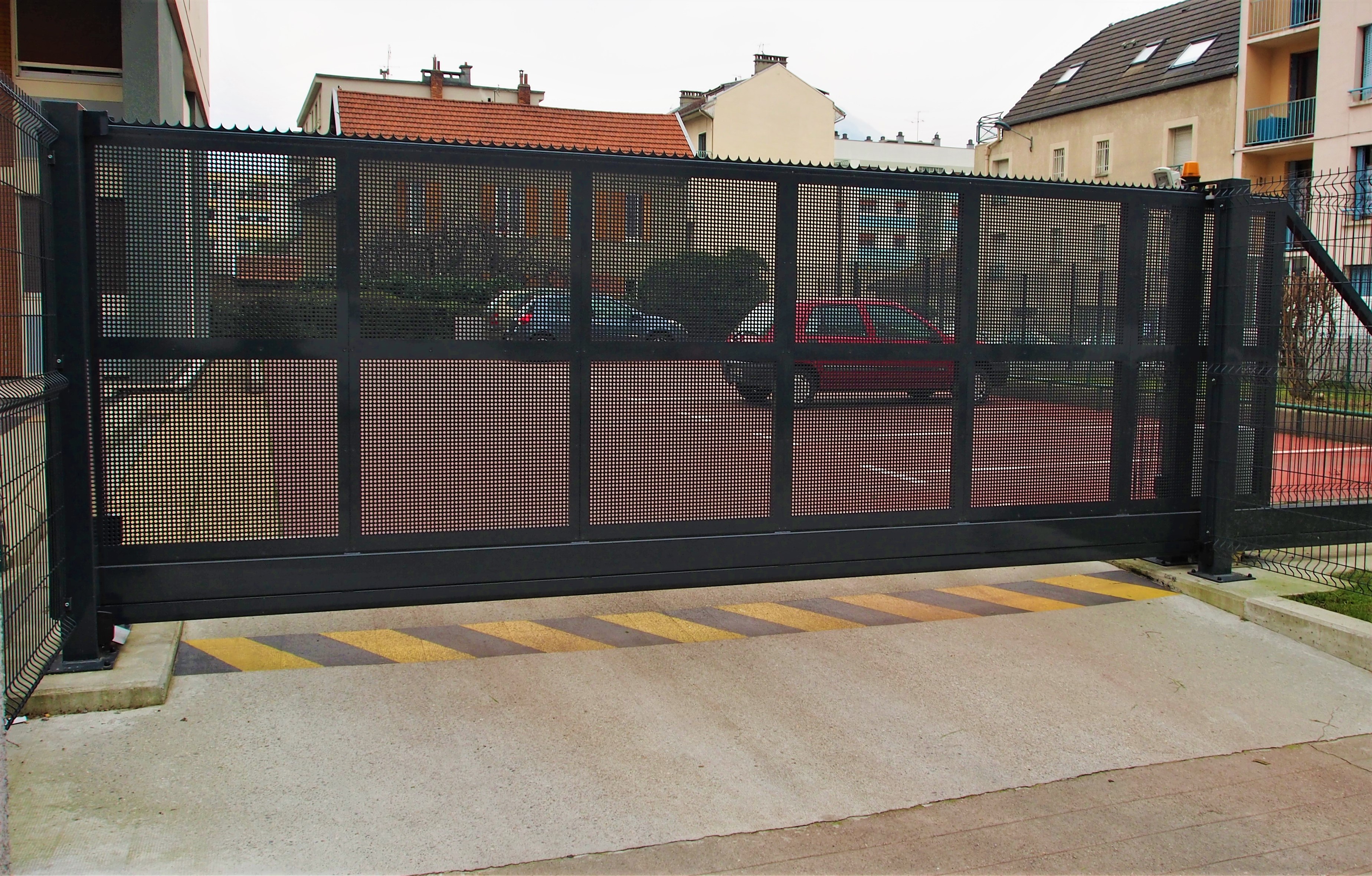 Portail coulissant autoportant mezzo / simple vantail / droit / ajouré ...