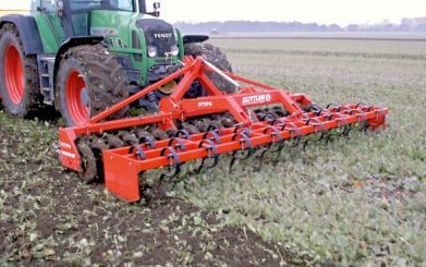Outil agricole optimisant l'équilibre du tracteur et réduisant les traces au sol