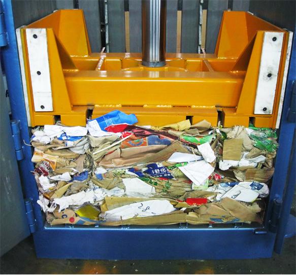 Presse à balles verticale Sinobaler - Traitement intensif pour carton et déchets - Modèles SVBS2-300S8060, SVBS2-300S11076, SVBS2-300S15276 (HD), SVBS2-500S15276_3