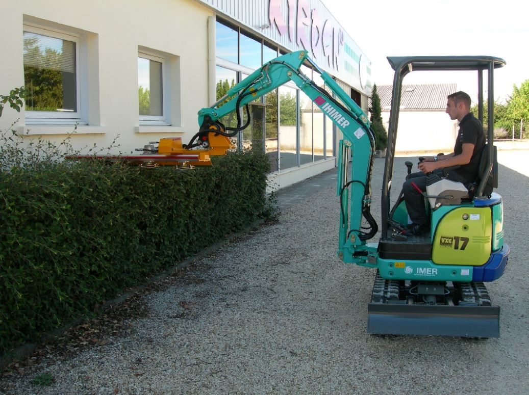 Taille-haie hydraulique à orientation 90° pour minipelle