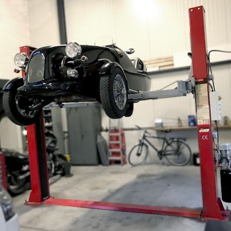 Élévateur pour véhicules avec supports réglables en caoutchouc