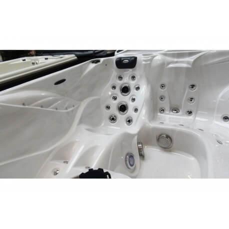 Spa-jacuzzi 3 places avec commandes de jets ergonomiques et accoudoirs intégrés