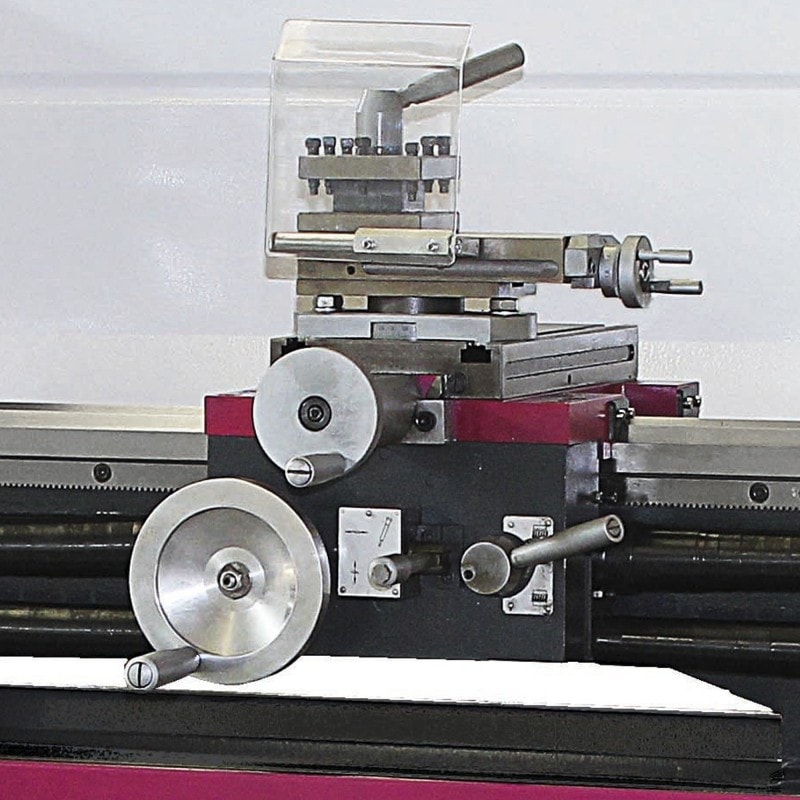 Tour de précision avec chariot supérieur orientable pour tournage conique