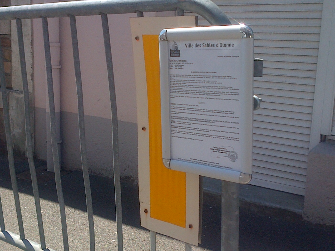 Dispositif d'affichage mobile avec options de fixation sécurisée