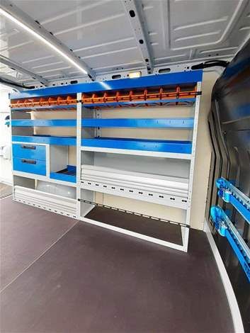 Utilitaire aménagé avec éclairage LED et bandes rétroréfléchissantes