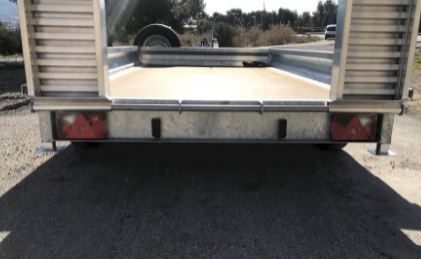 Remorque pour transport d'engins avec garde-boue démontables et roue jockey robuste