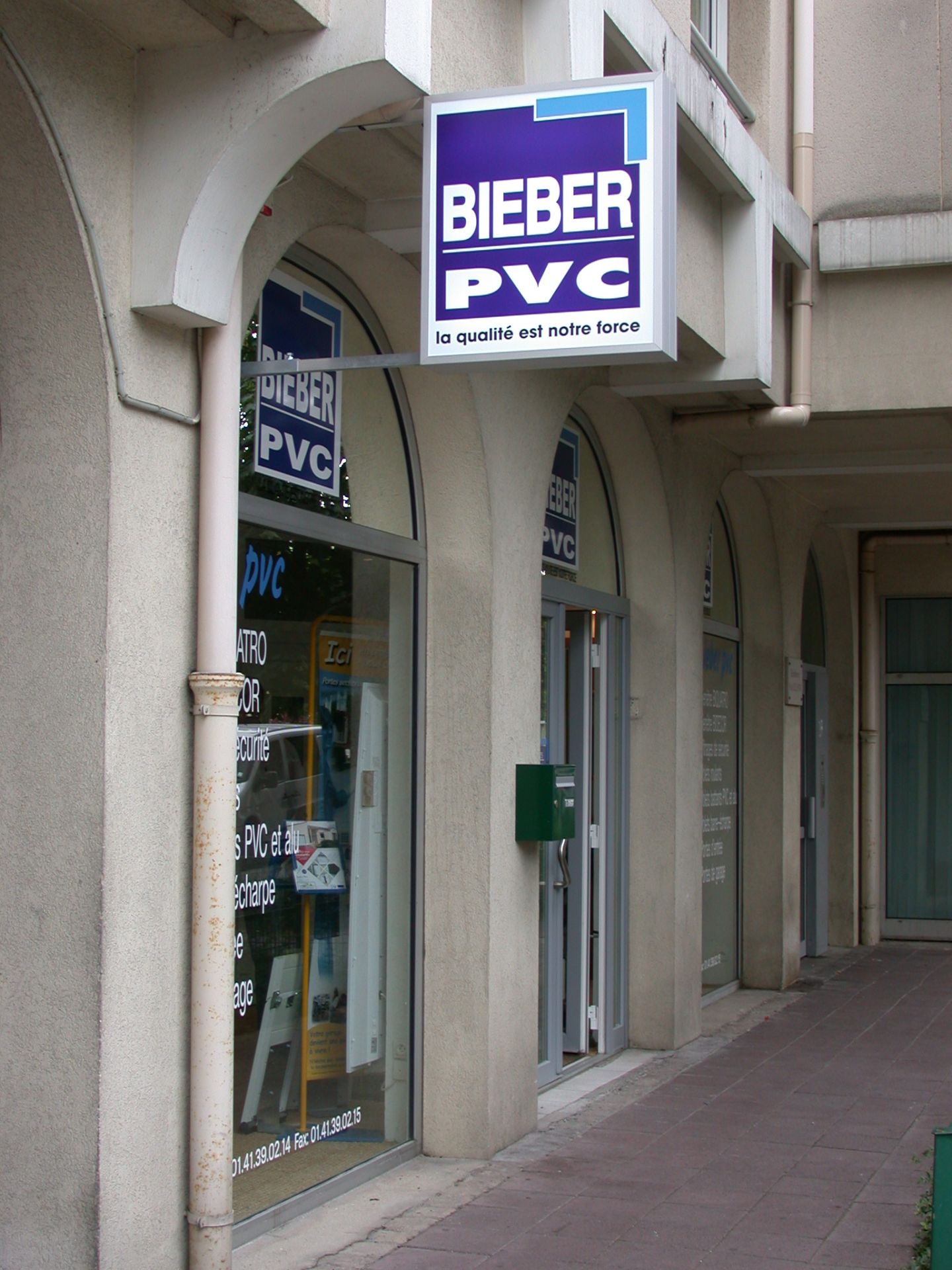 Enseigne drapeau - fabrication sur mesure - recto verso, lumineux ou non lumineux_3