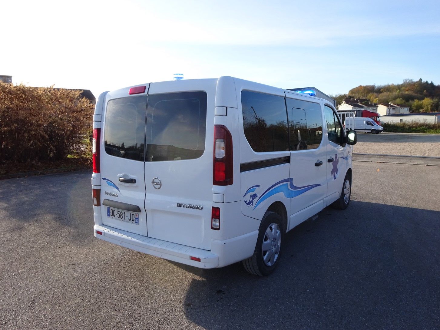 Ambulance Opel Vivaro avec gyrophare avant et arrière