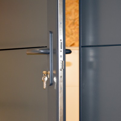 Aura - porte de garage basculante - isolante 40 ou 60mm - motorisée avec portillon sécurisé_3