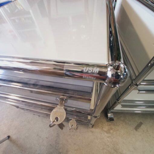 Caisson roulant avec 3 tiroirs - USM Haller d'occasion - structure en acier chromé et panneaux thermolaqués_3