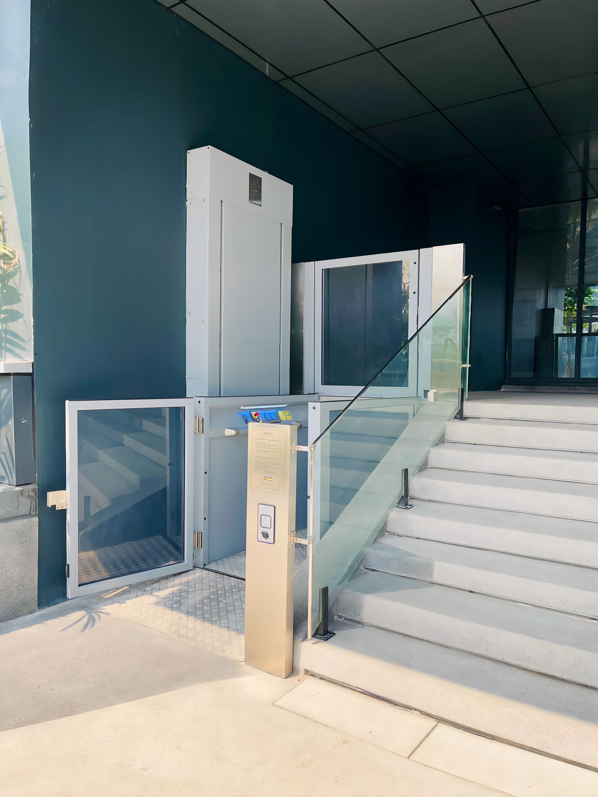 Solution personnalisable pour franchir des dénivelations dans les immeubles