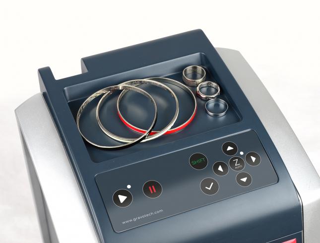 Gravure fine et personnalisée sur alliances ou bracelets avec M10 Jewel