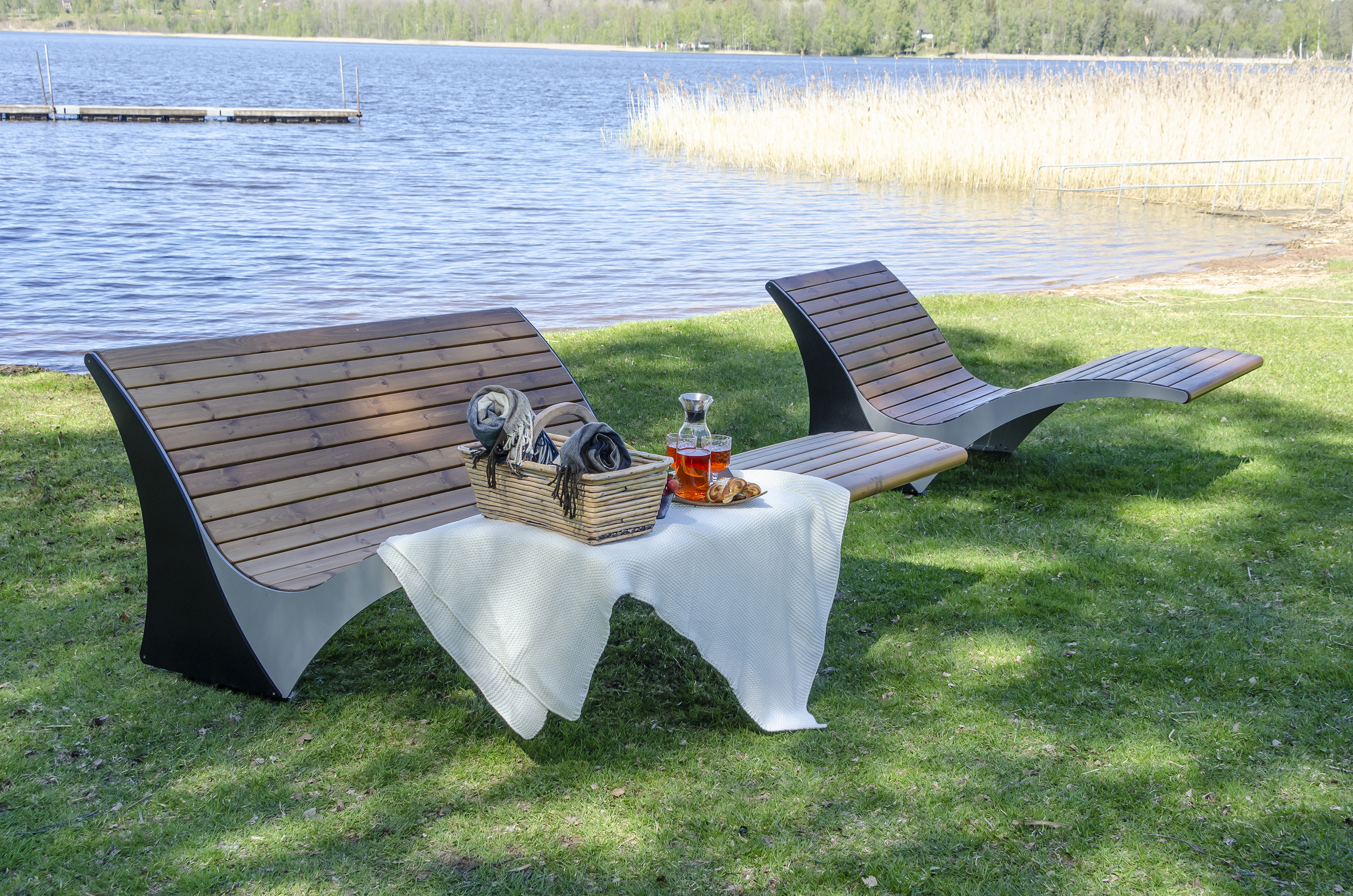 Banc public Sunbed Solberga réf 8090426 - Hags - 1,8m en pin scandinave et acier recyclable_3