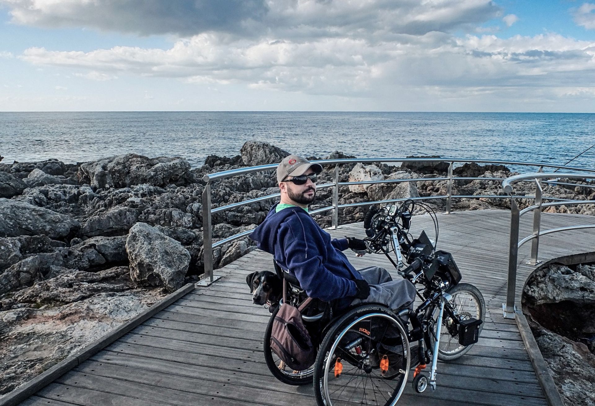 Vélo électrique pour handicapé avec poignées tournantes et amortisseurs de direction