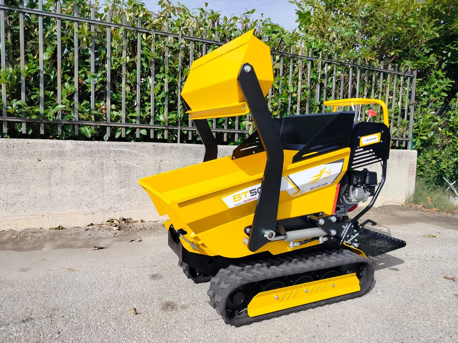 Benne hydraulique pour déchargement facile des matériaux