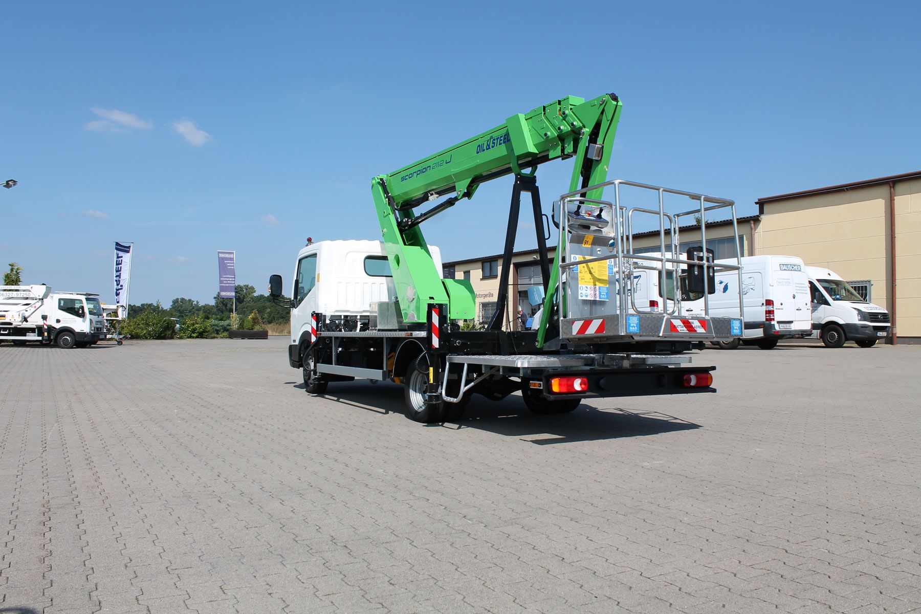 Scorpion 2112 J sur camion Nissan - nacelle Oil & Steel France - 21m de hauteur de travail_3