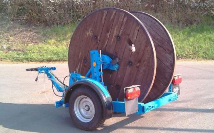 Transport et déroulage de tourets avec la remorque RT 900, 1300 kg en charge