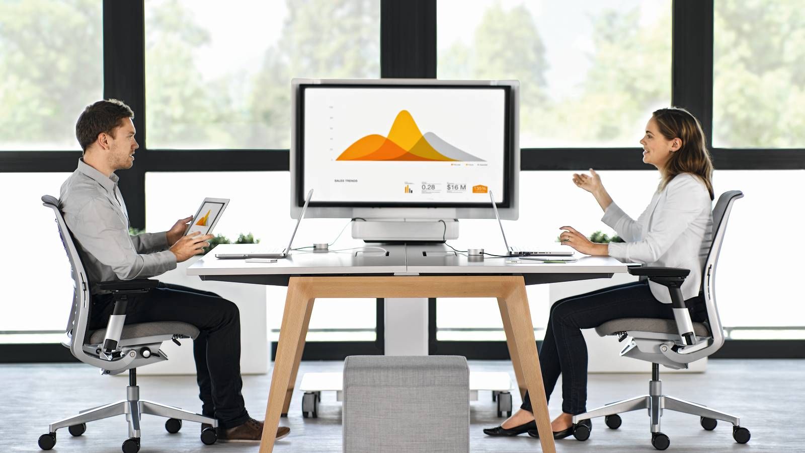 B-Free - Bureau droit Steelcase - Complet avec pieds en bois et plan de travail coulissant_4