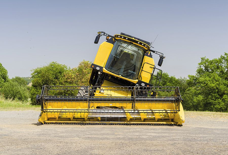 Machine agricole New Holland TC5.80 avec 5 secoueurs