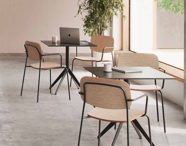 Chaise empilable avec assise et dossier en bois_3