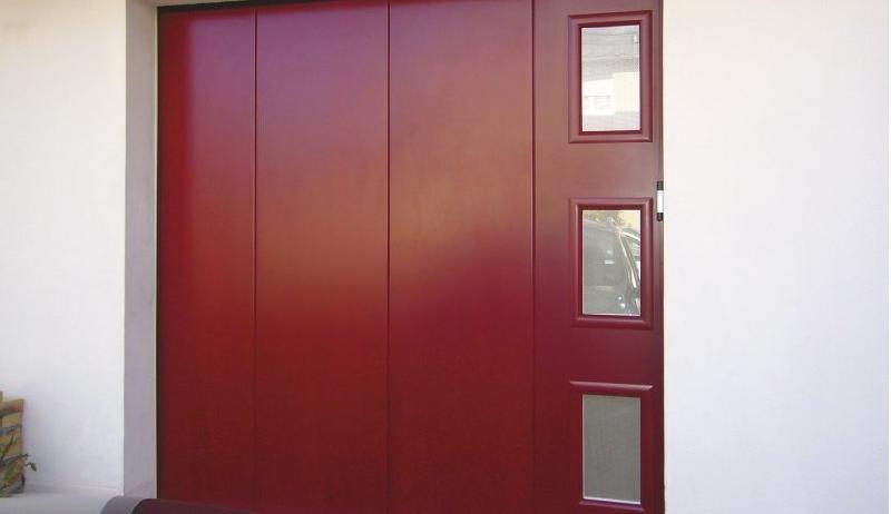 Porte de garage sectionnelle latérale - nombreux choix de finitions et cadre noir améliorant l'esthétique_3