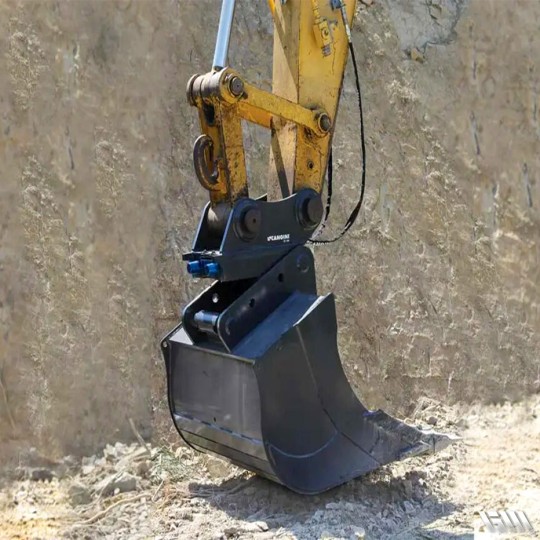 Attache rapide pour outils interchangeables sur pelles