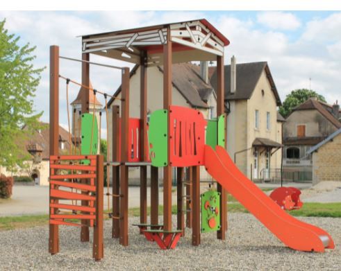 3760 - Structure pour aire de jeux Transalp - Maison haute avec grande toiture, toboggan et équipements ludiques_3