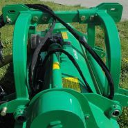 Équipement agricole avec attelage universel 3 points