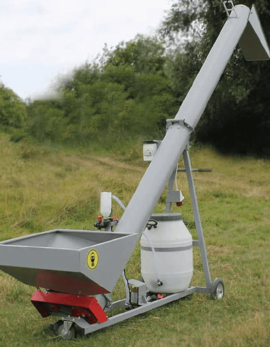 Équipement de traitement des grains avec vis sans fin pour une répartition uniforme
