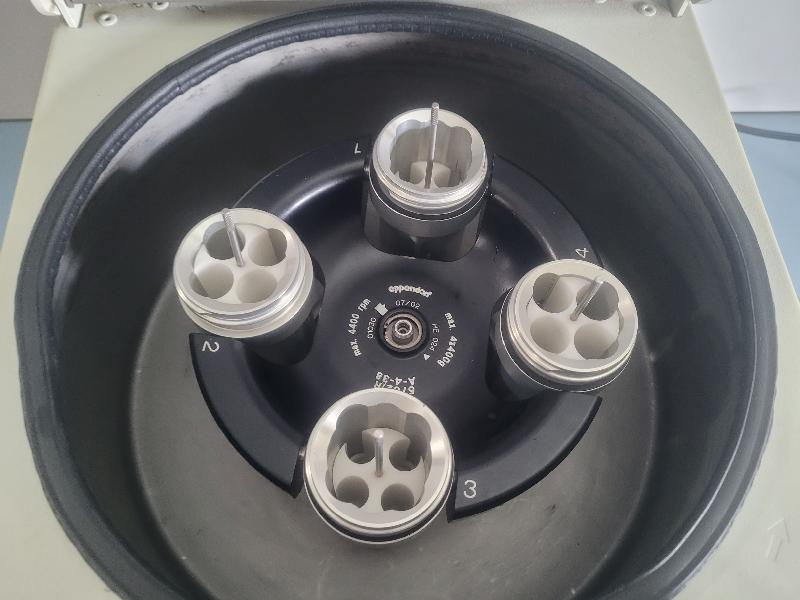 Centrifugeuse de laboratoire EPPENDORF 5702 avec rotor A-4-38_3