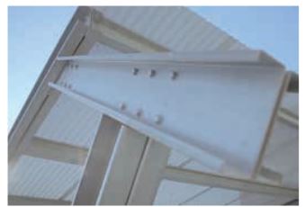 Abri métallique modulaire démontable MARQUISOL® - CUALIMETAL avec pilier incliné et options de couverture personnalisées_3