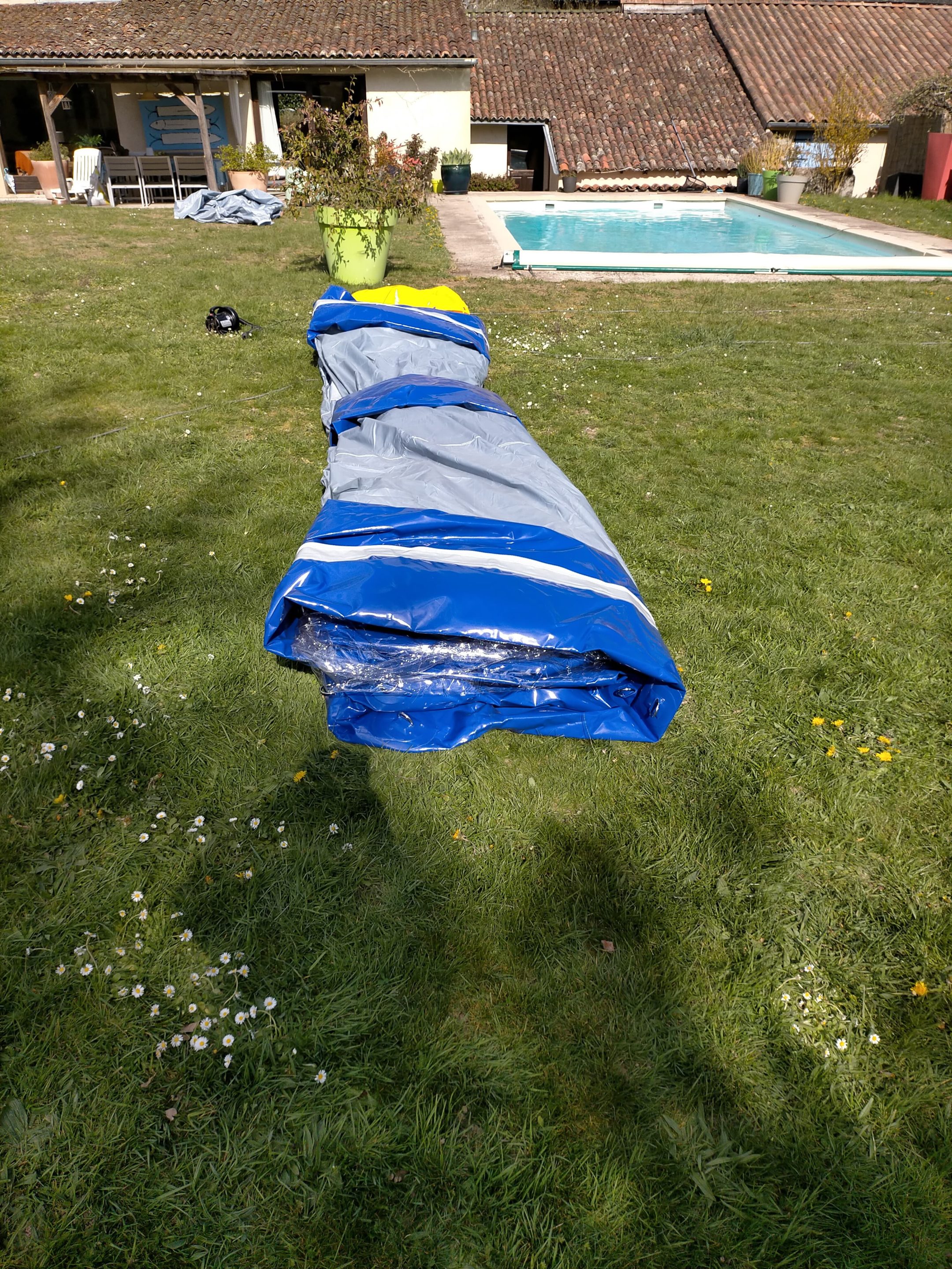 Abri compact et facile à installer pour travaux de piscine