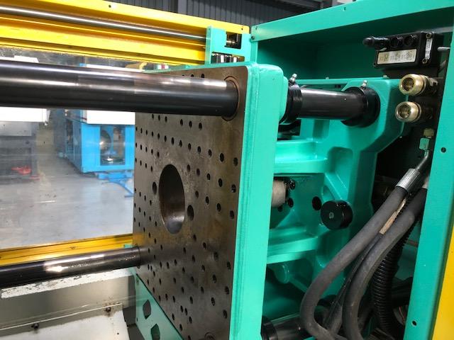 Presse à injection - Volume d'injection 115 cm³ - Pression 1470 bars - Diamètre vis 35 mm - Force de fermeture 500 kN_3