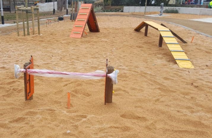 Parcours canin d'agility complet - 5 obstacles : saut en hauteur, palissade, roue, table et slalom - développé pour l'agilité, la vitesse et l'obéissance_0