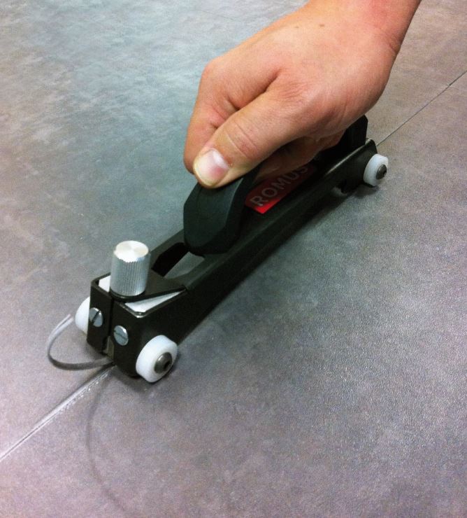 Outil pour chanfreinage précis des joints entre revêtements collés