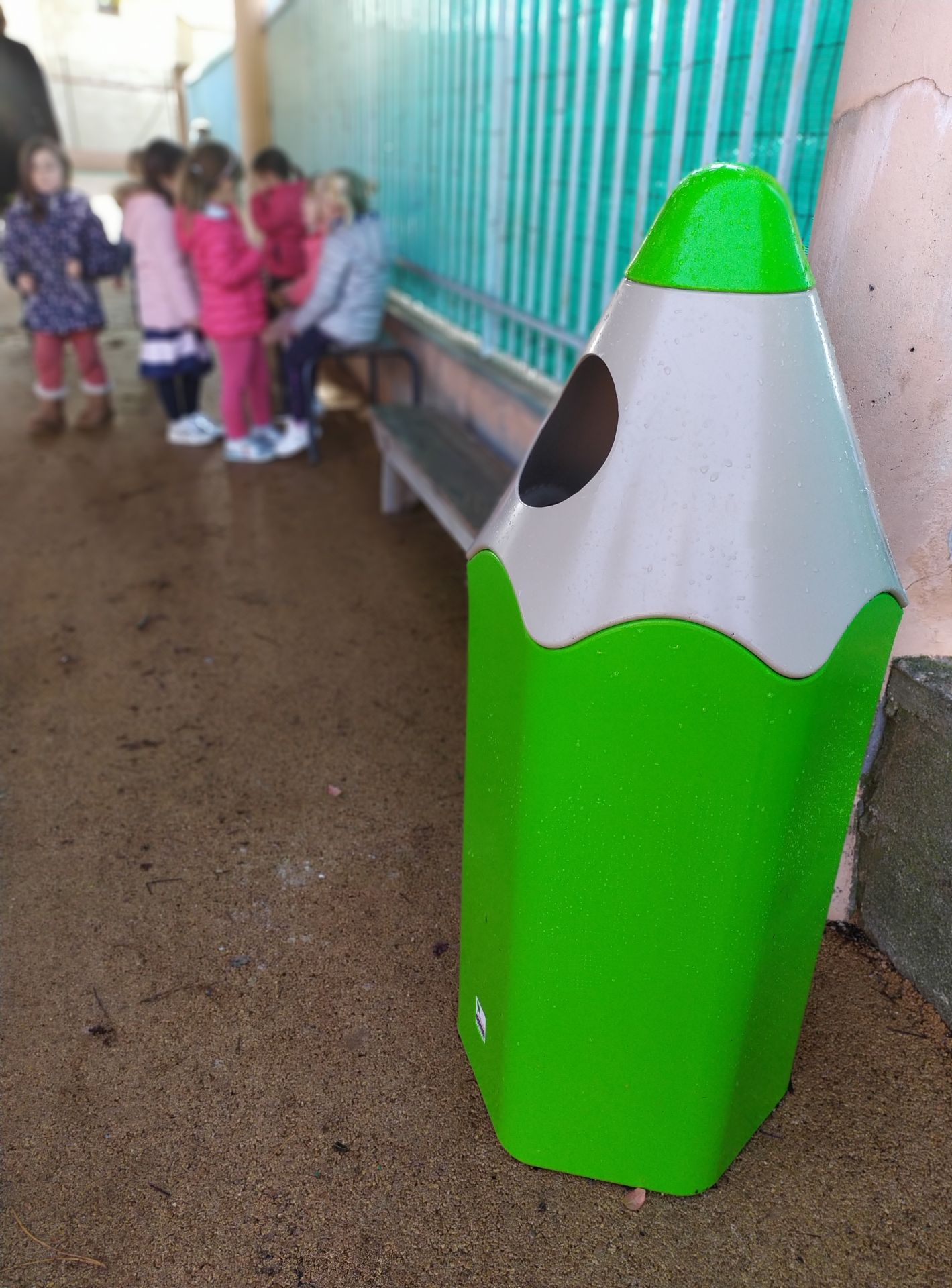 Poubelle ludique en forme de crayon - Conçue pour écoles, aires de jeux et espaces publics_4