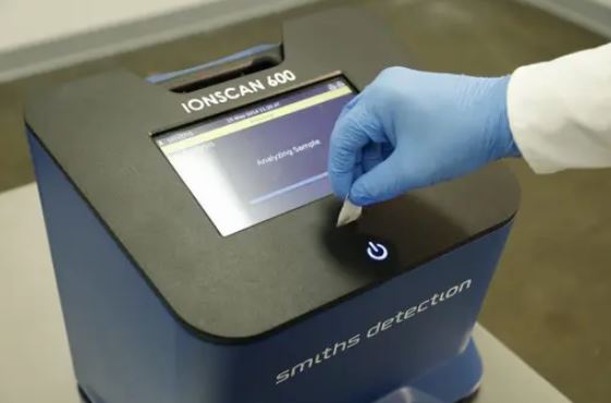 Détecteur de traces avec écouvillons jetables hygiéniques