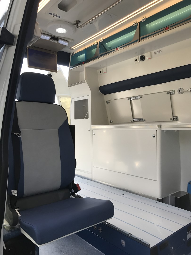 Véhicule sanitaire Volkswagen T6 type B avec marche pied latéral électrique
