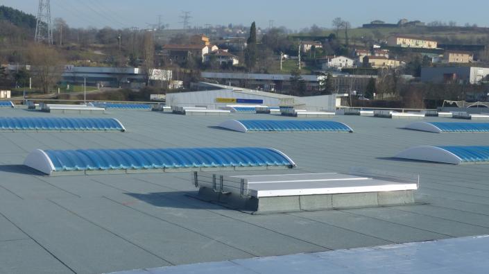 Lanterneau ponctuel ecofeu dv 110 / sur costière en acier galvanisé / avec protection solaire_3