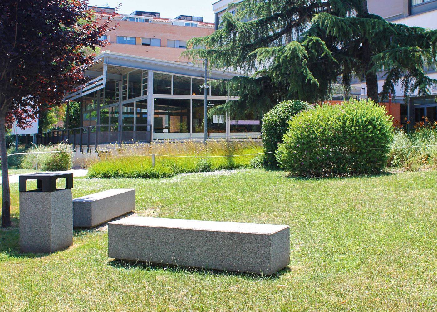 Banc public Kube UM372 - béton préfabriqué gris granite rugueux_3