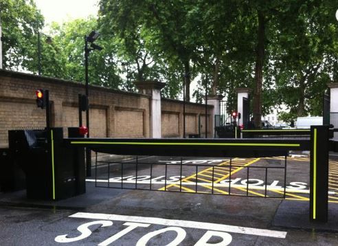 Barrière de sécurité en acier haute résistance avec lisse verrouillable