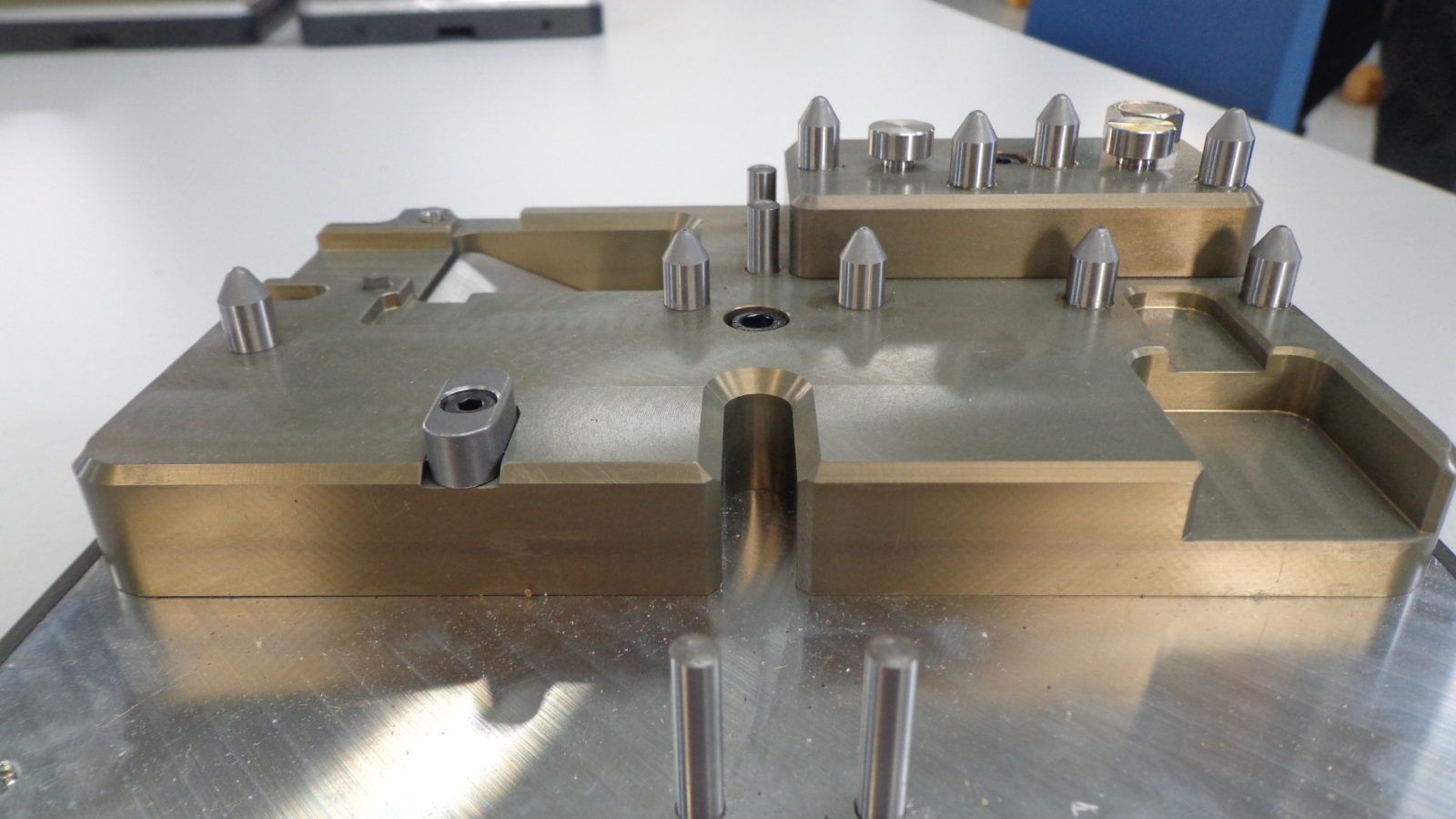 Ligne d'assemblage - Robaut - postes manuels, convoyeur pour transfert automatisé et marquage laser_3