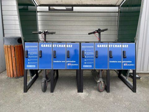 Station de maintien pour trottinettes électriques avec prises USB