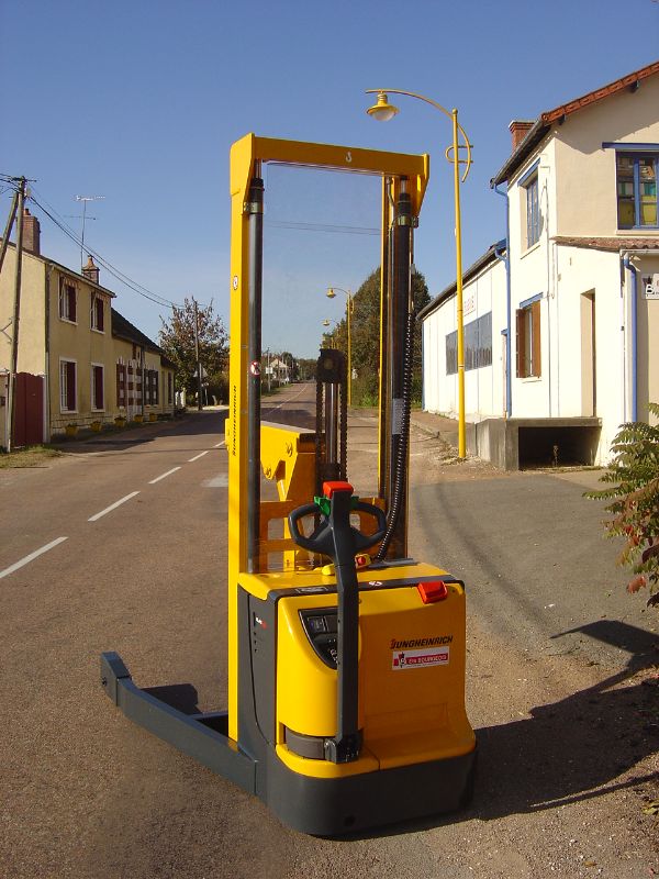 Grue d'atelier performante avec régulateur de pression et système de sécurité anti-éclatement pour une utilisation fiable et sûre_3