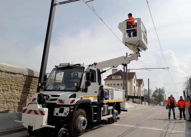 Véhicule polyvalent pour maintenance et remorquage sur réseau tramway