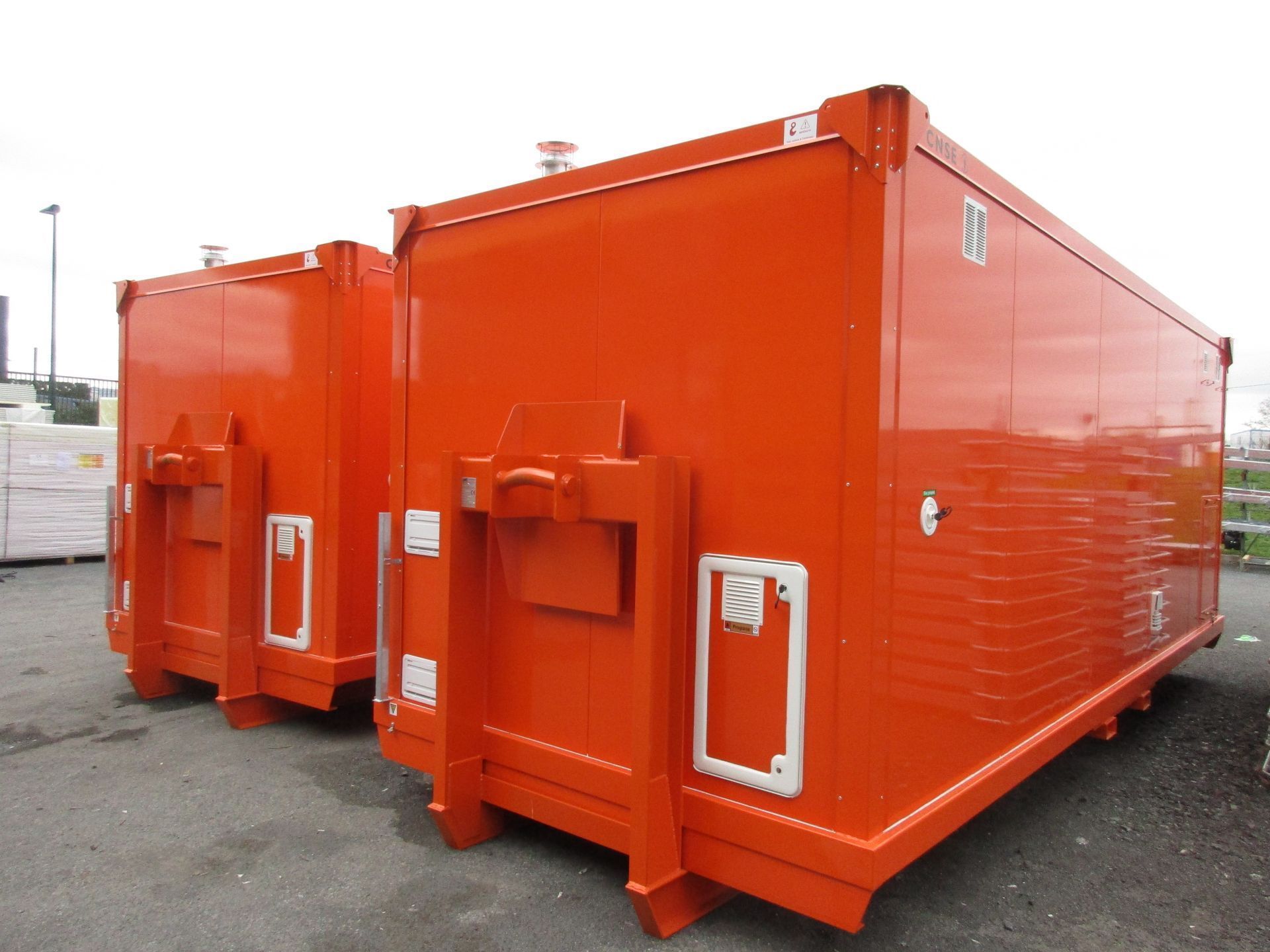 Bungalow préfabriqué avec porte isolée et fenêtre coulissante