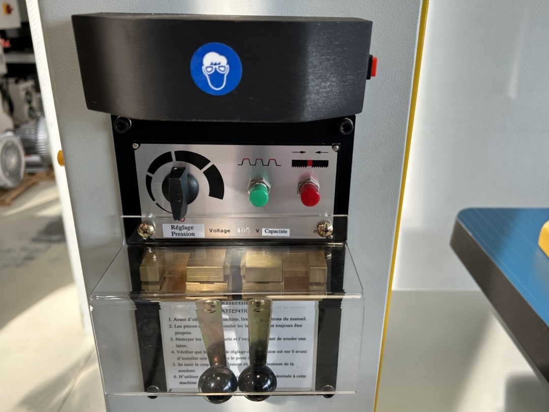 Scie à ruban verticale ARROW - SV455 avec variateur de vitesse et dispositif de soudage intégré_3