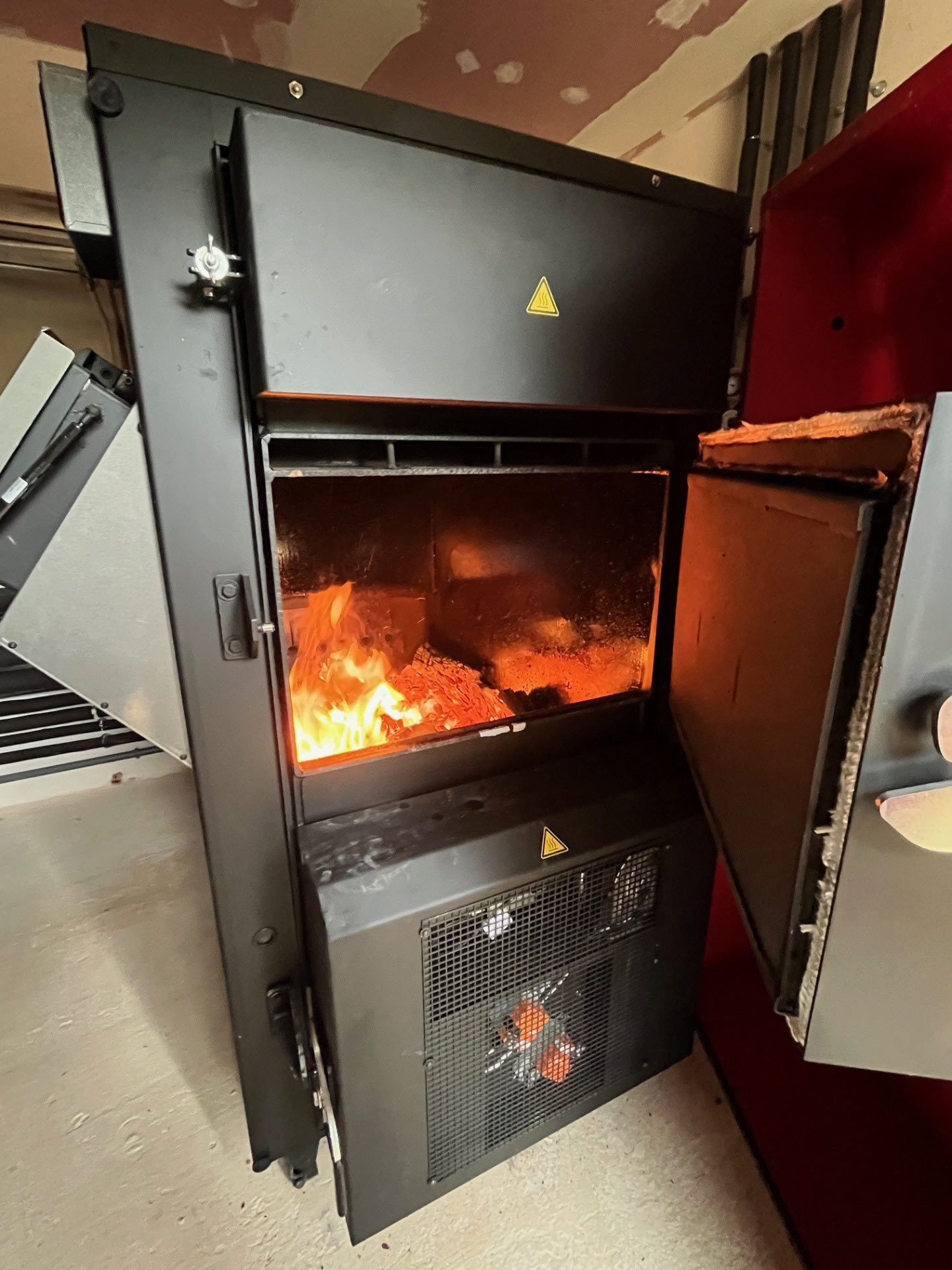 Chaudière à bûches MV 55-80 kW - Puissante et Économe pour Grands Bâtiments_3