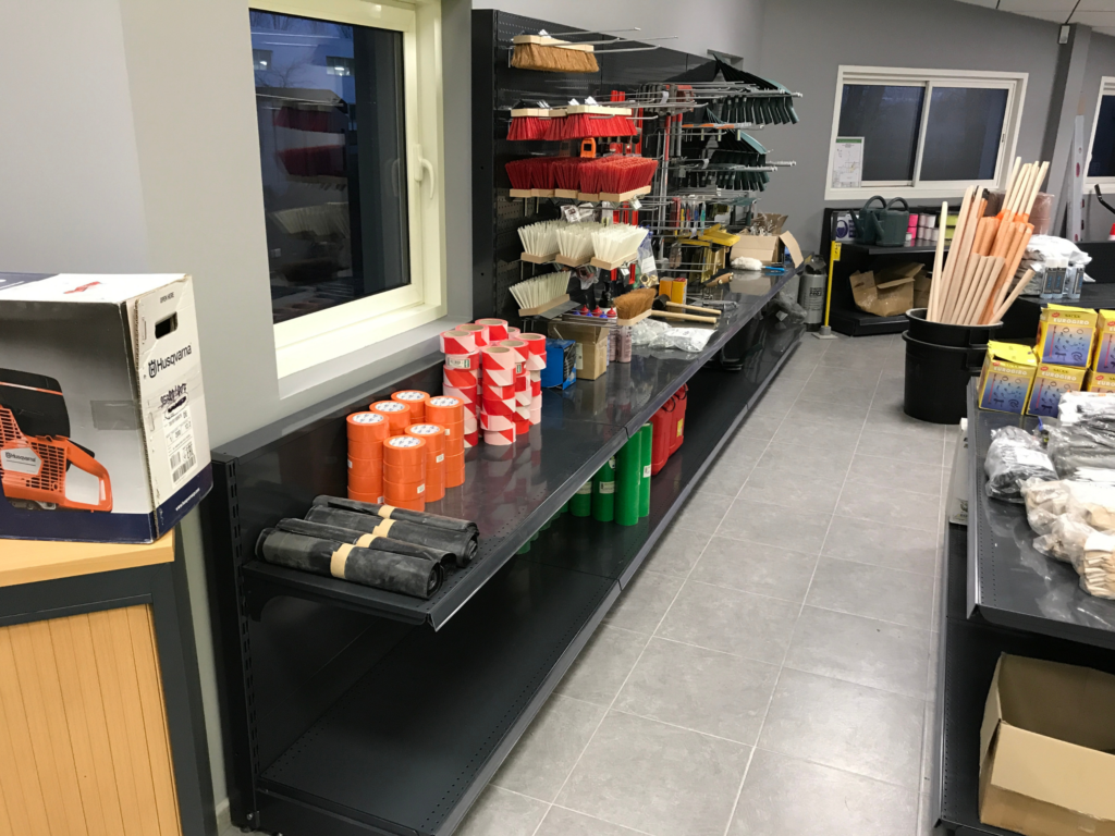 Gondole de magasin pour la présentation de produits et le rangement de marchandises_3