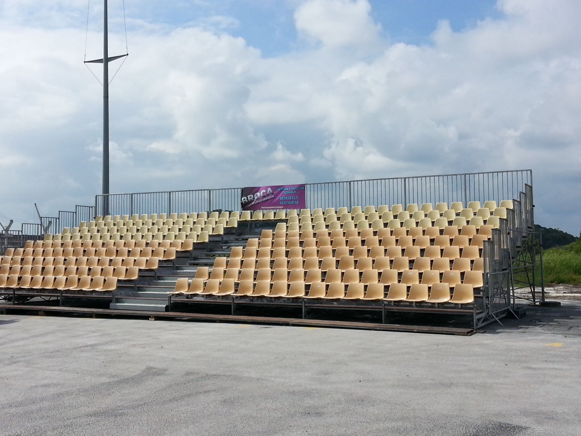 Vente de gradins d'occasion avec assises en coques